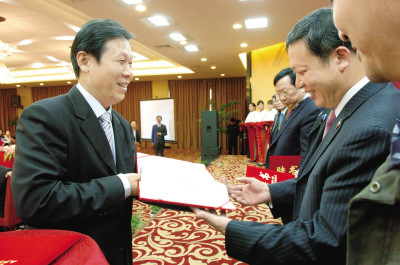 市长高雪坤向被聘为淮安市经济技术顾问的嘉宾颁发聘书.(田晶 摄)