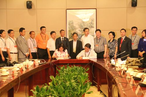 考察团在全国政协常委,全国政协港澳台侨委员会副主任林兆枢陪同下