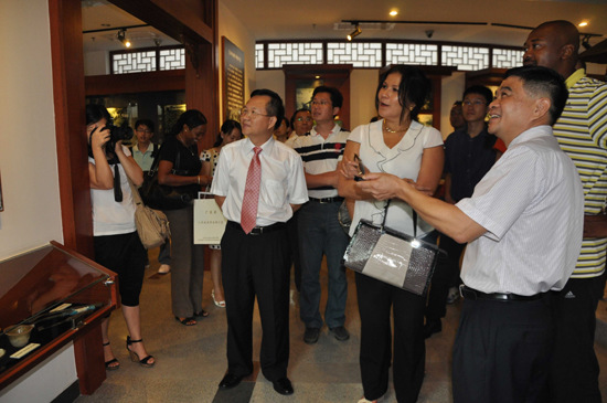 苏里南总统夫人参观广东华侨博物馆