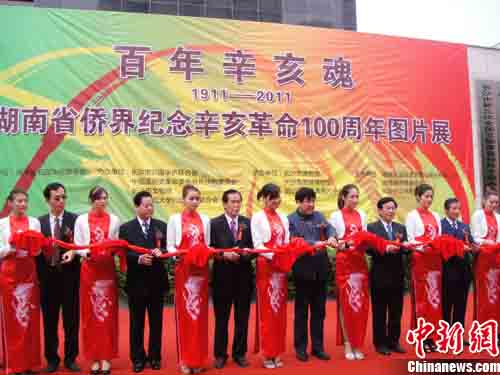 �����Ƚ���м�����������100����ͼƬչ