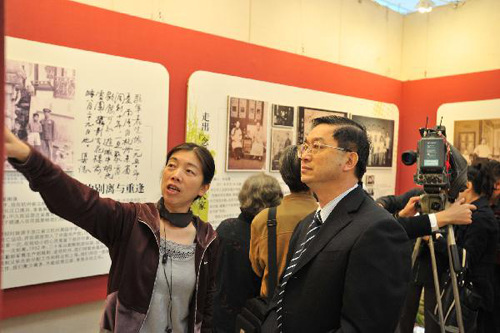 全球华人全家福在沪展出 老照片展百年沧桑巨变