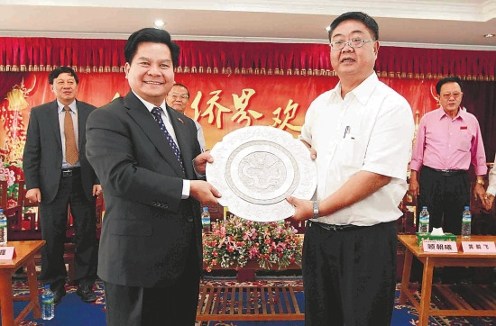 云南省长率团访问缅甸曼德勒 走访侨界考察华校