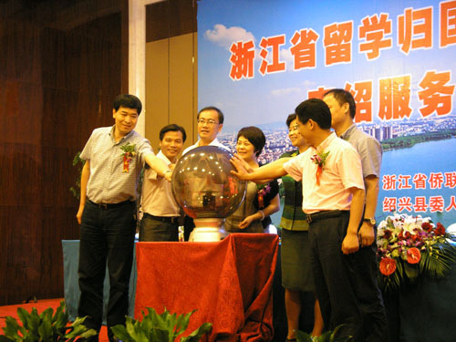 2012�߲����ѧ�ع���ԱΪ������־Ը�ŷ�����