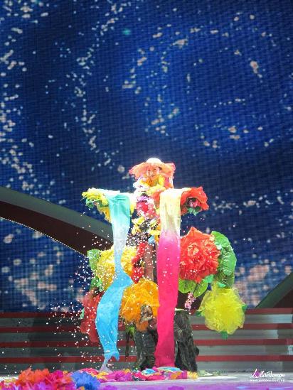 空政歌舞团的著名青年魔术师沈娟表演魔术《传奇》