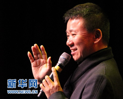 尹卓林表演相声《语言的魅力》.张大成摄