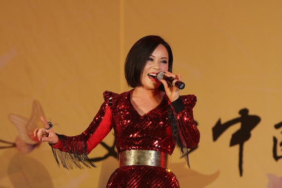 郭蓉演唱新歌《给我你的爱》