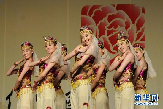 "文化中国·四海同春"艺术团的演员在加拿大卡尔加里表演舞蹈