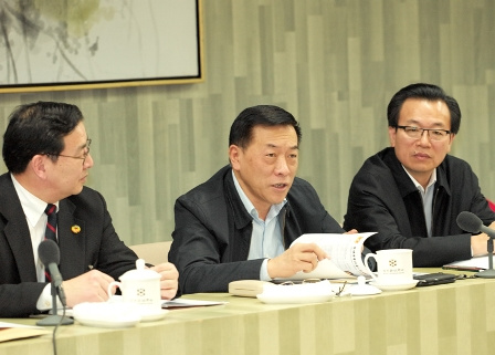 林军听取侨联界别委员和海外列席侨胞联组讨论