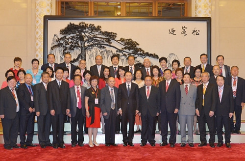 董中原会见香港华侨华人总会访问团