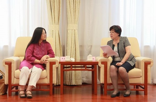 天津市副市长曹小红会见旅加华侨女作家