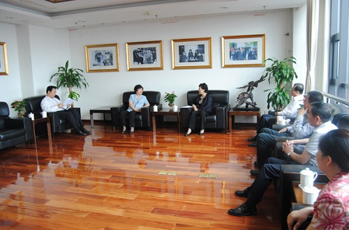 中国侨联副主席李昭玲赴人民大学侨联走访调研