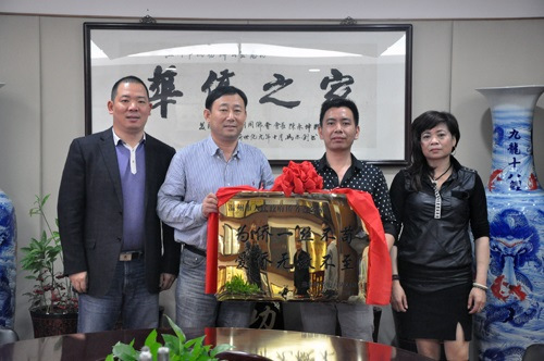 佛得角侨胞赠匾温州市侨办感谢参与跨国救助