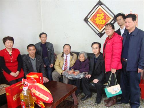 广东梅州丰顺县侨联荣誉主席慰问家乡百岁老人