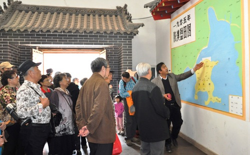 青岛市侨联组织归侨侨眷参观红岛民俗文化村