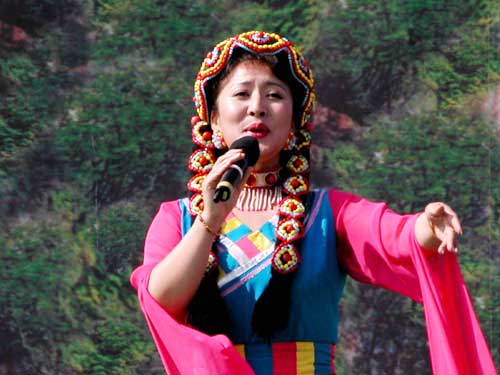 宗庸卓玛在珠江源旅游节一展歌喉
